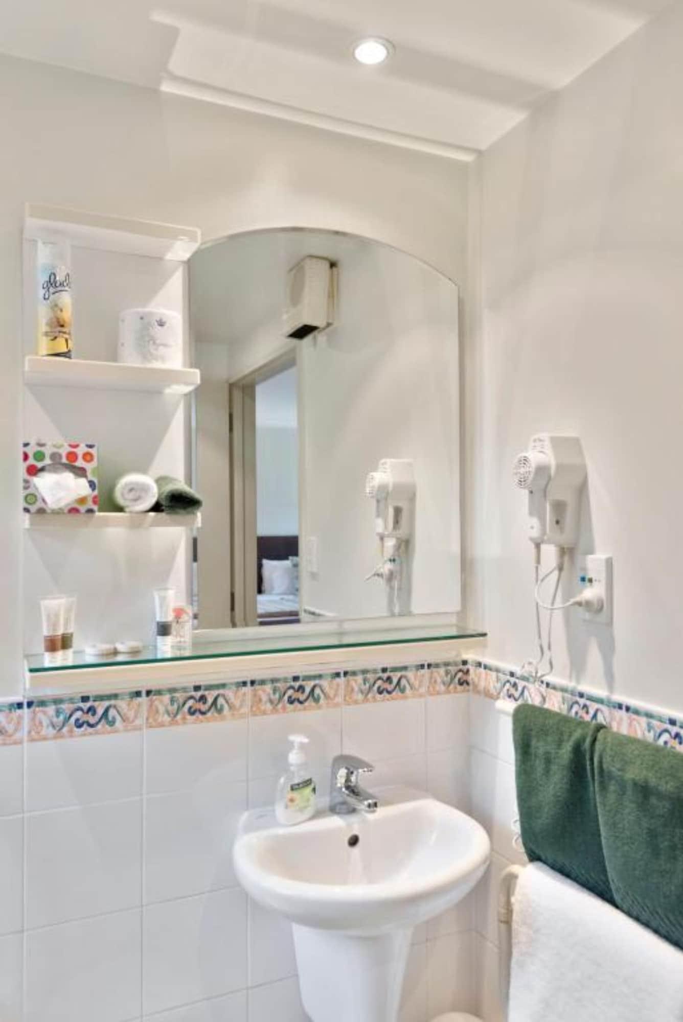 Colombo In The City Christchurch Exterior foto A bathroom mirror